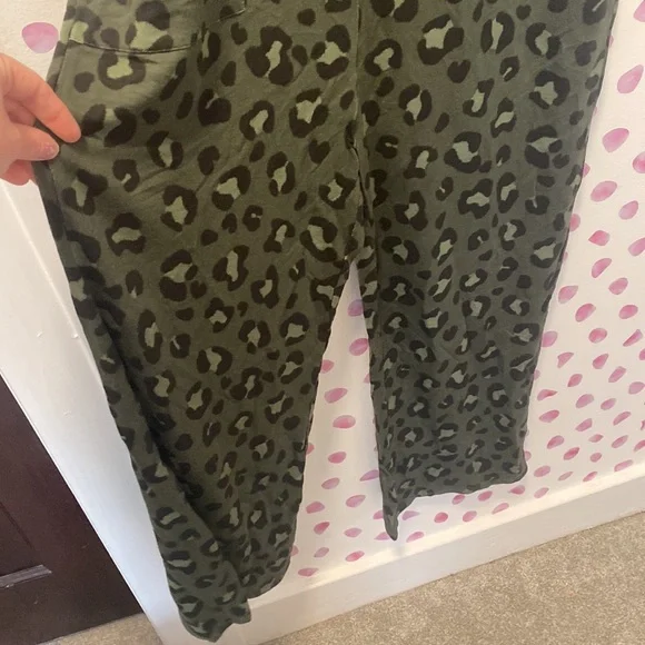 Green Leopard Print Women’s Sleeper Jumper with Pockets - Picture 2 of 5